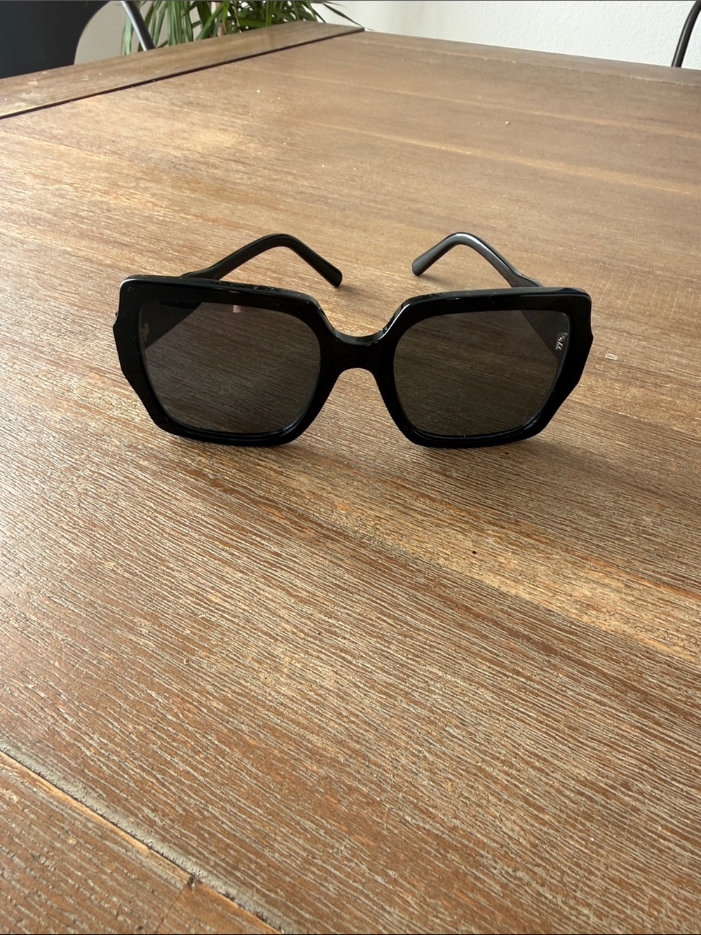 Marc Jacobs Oversized Square Sunglasses Black - Lens Scratch